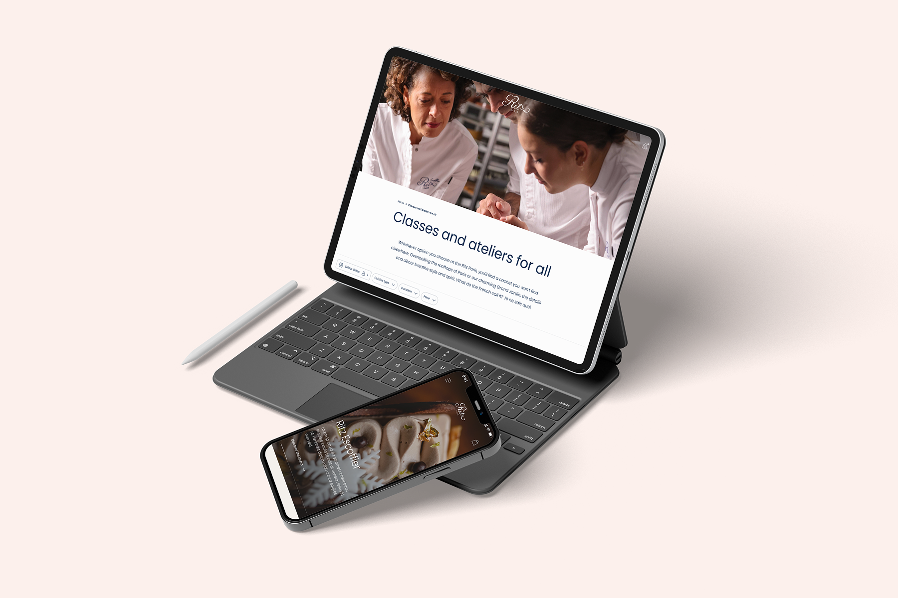 Amelie-Poirier-Ritz Paris Un iPad et un iPhone sont posés côte à côte sur fond beige poudré, affichant le site web du Ritz Paris Escoffier. Sur l’iPad, une page montre un visuel de chefs en veste blanche, le titre « Classes and ateliers for all » et un descriptif des ateliers culinaires accessibles à tous. L’iPhone affiche la page d’accueil mobile avec une pâtisserie raffinée en gros plan et le texte d’introduction au Ritz Escoffier. Un stylet repose à côté de l’iPad, mettant en avant l’accessibilité multi-devices et le design élégant, moderne et épuré de la plateforme digitale Ritz Escoffier.