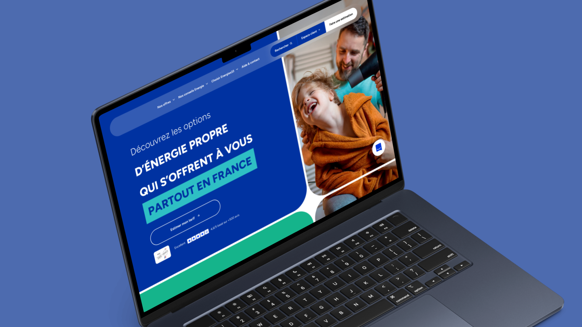 Ordinateur portable affichant le site web d’un fournisseur d’énergie propre en France, avec un message invitant à découvrir des offres d’énergie renouvelable et une photo d’un parent séchant les cheveux de son enfant.