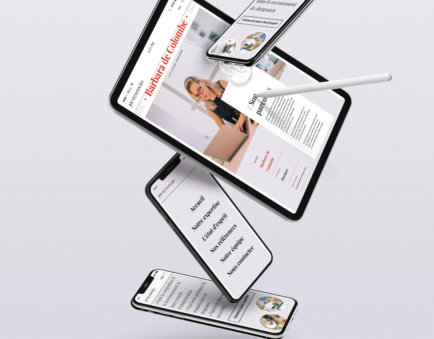 Visuel montrant des appareils mobiles (tablettes et smartphones) en lévitation, affichant le site Jouve & Associés. On distingue l’interface du site avec des menus de navigation, des textes de présentation et une grande photo d’une femme souriante travaillant sur un ordinateur portable. Le design est contemporain, avec une prédominance de blanc, noir et rouge pour la marque.