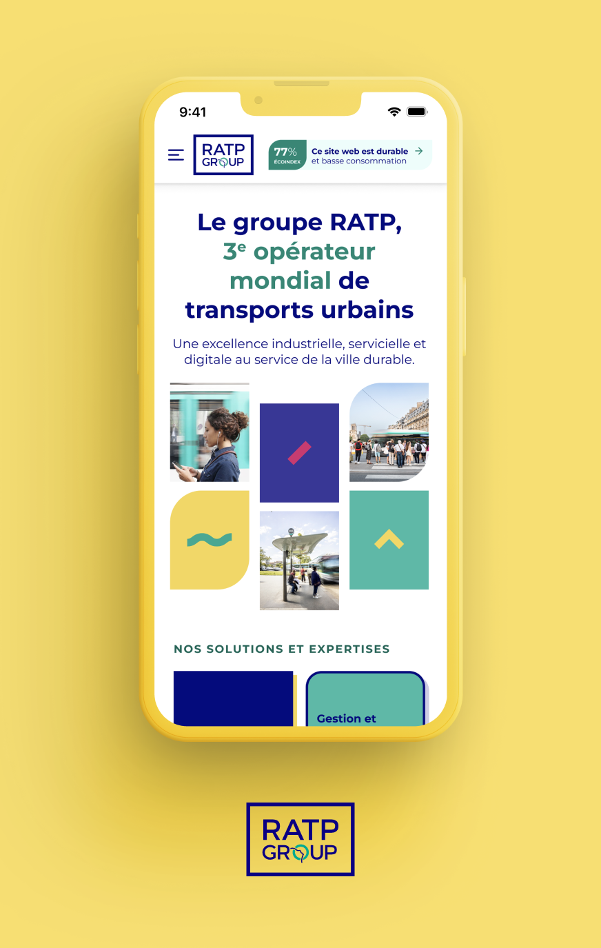 Un smartphone affichant le site web du groupe RATP. Le texte principal indique que la RATP est le 3ème opérateur mondial de transports urbains et met en avant la durabilité et la faible consommation du site (score 77% Ecodindex). On retrouve des photos de personnes dans les transports, des pictogrammes colorés et le logo RATP GROUP, le tout sur un fond jaune