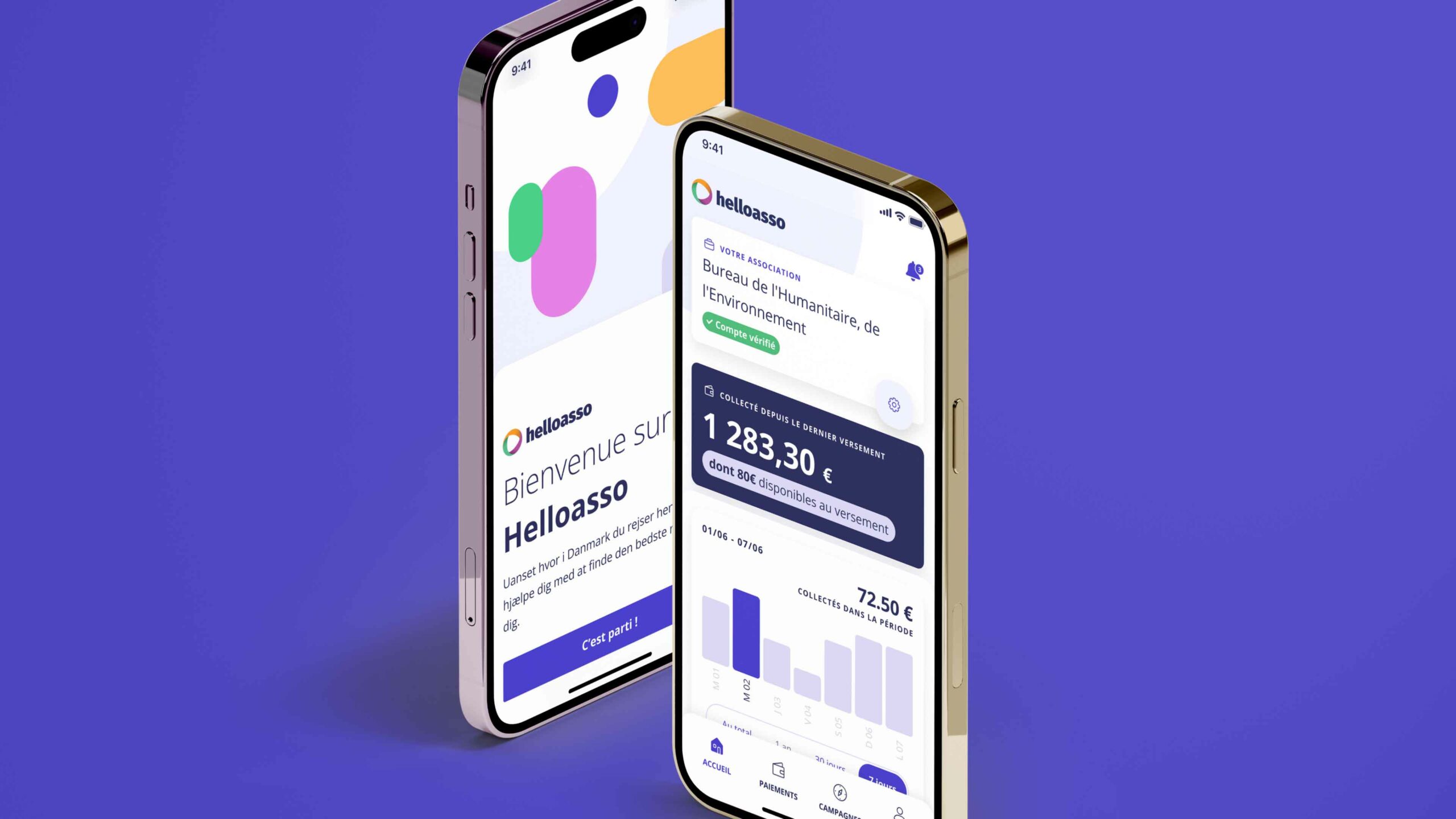 Visuel présentant deux iPhone dorés sur fond violet affichant l'application HelloAsso. L'écran de gauche montre la page d'onboarding colorée avec le message de bienvenue. L'écran de droite affiche le tableau de bord d'une association avec le montant collecté (1 283,30 €) et un graphique de suivi des collectes. Réalisation : Amélie Poirier.
