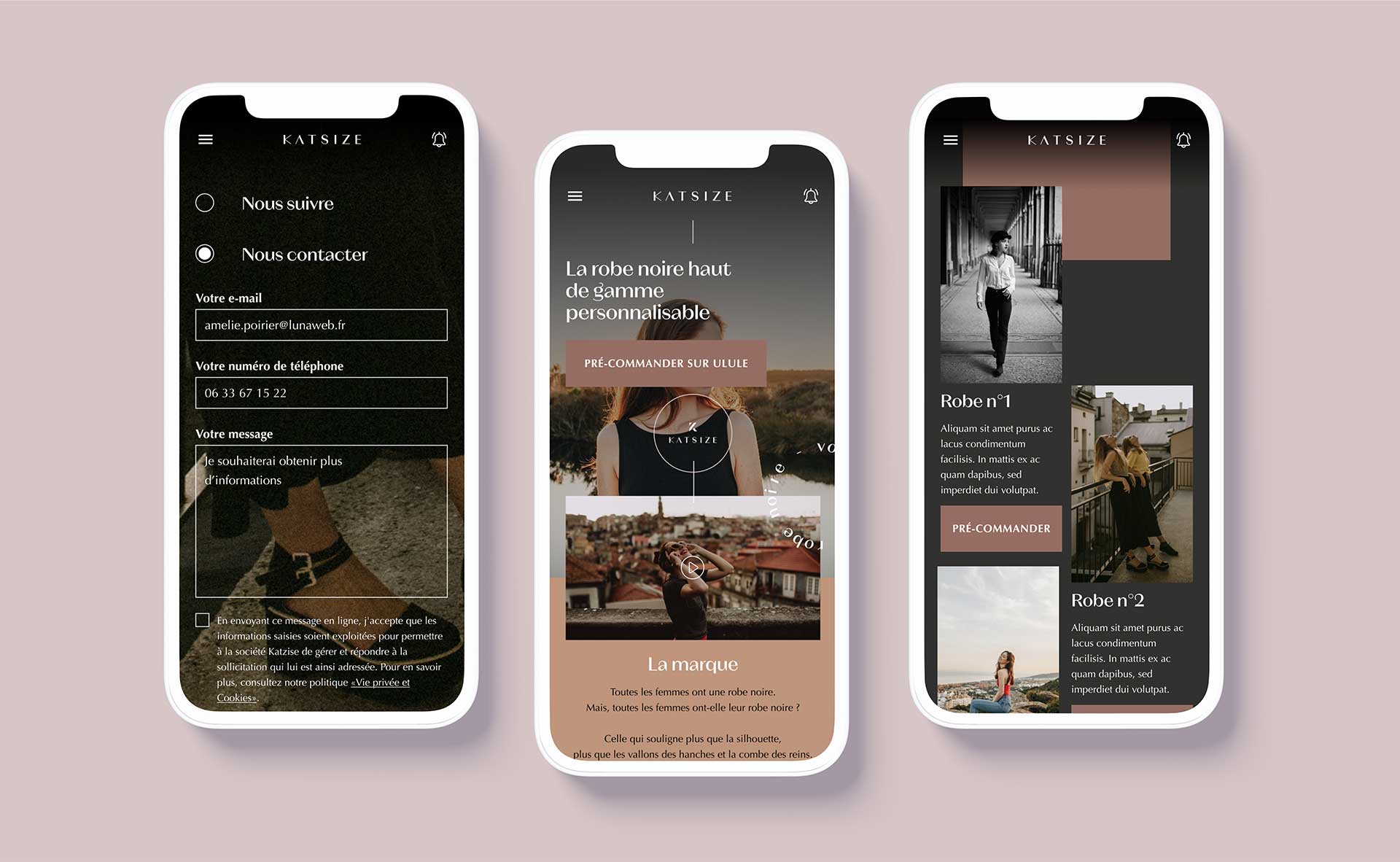 Visuel présentant trois captures d'écran mobile de la marque de mode Katsize sur fond rose poudré. De gauche à droite : un formulaire de contact sur fond sombre, la page produit de la robe noire personnalisable avec bouton de précommande Ulule, et le catalogue avec Robe n°1 et Robe n°2. Design élégant en sombre, terracotta et beige rosé. Réalisation : Amélie Poirier.